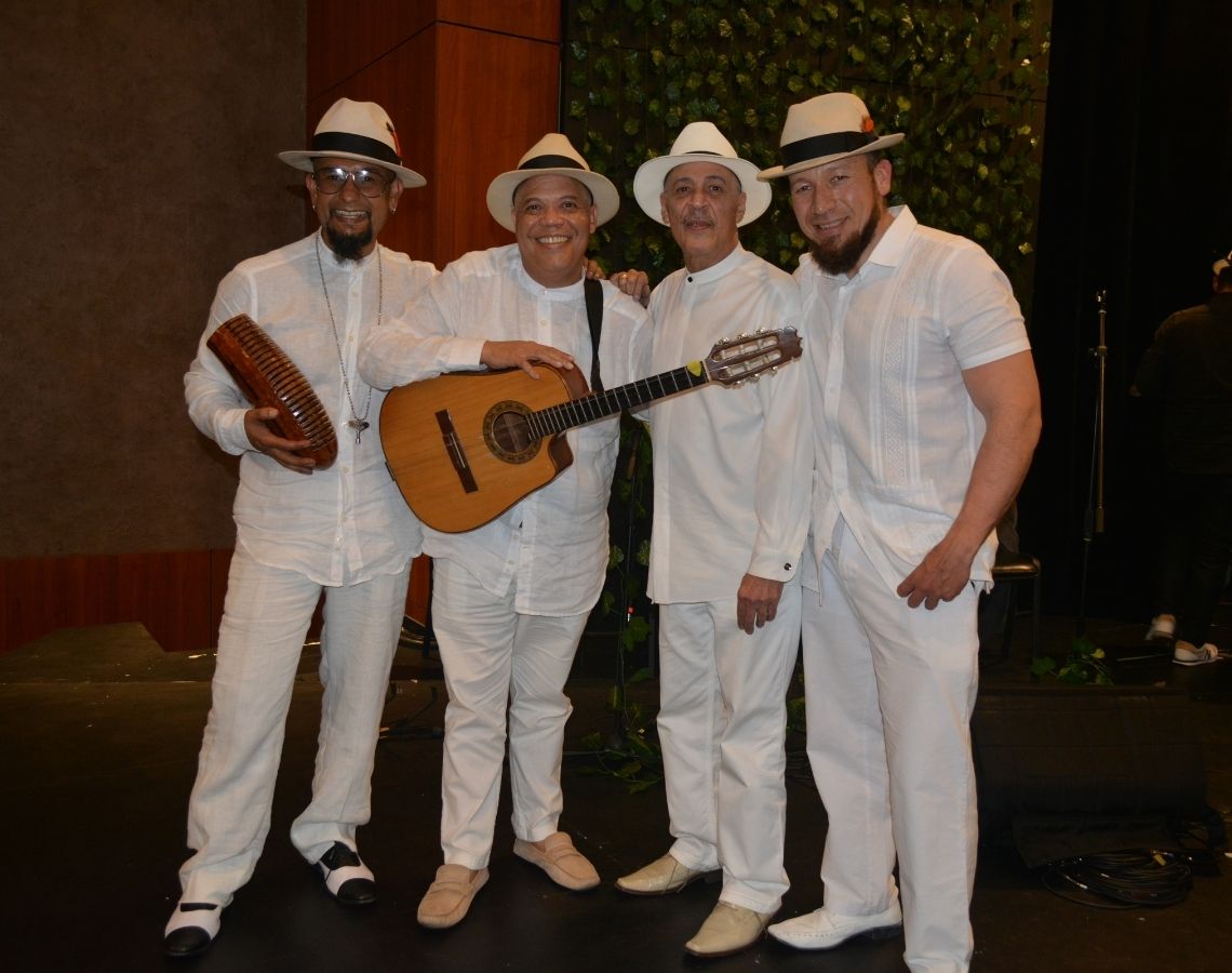 Fotografía de músicos Los Cuatro de Belén vestidos de blanco y con sombrero/cuatro_belen/