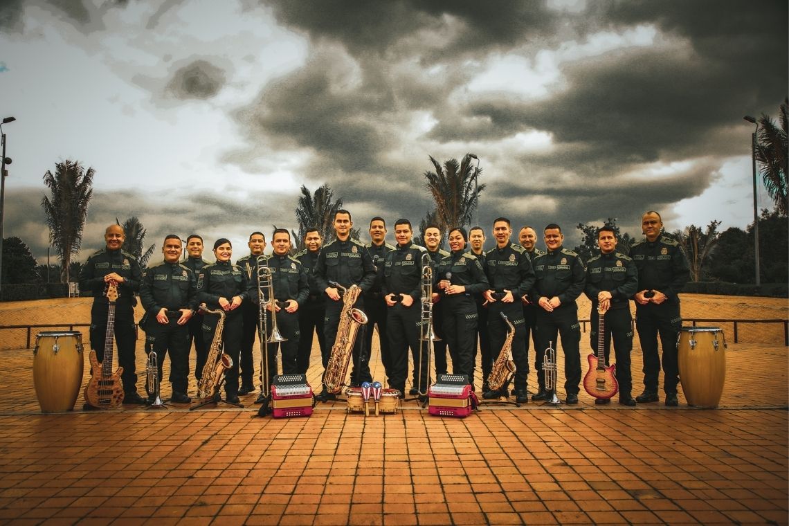 Fotografía de la Orquesta Internacional Policía Nacional al aire libre