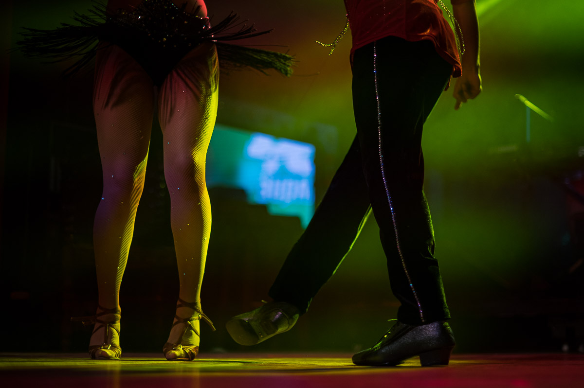 Fotografía de Piernas de bailarines en escenario - Salsa al Parque 2022