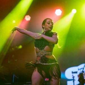 Fotografía de bailarina de salsa en el lanzamiento de Salsa al parque 2022