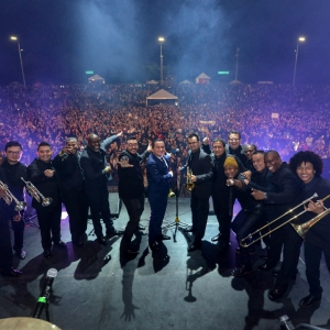 Fotografía de músicos en escenario en Salsa al Parque 2017