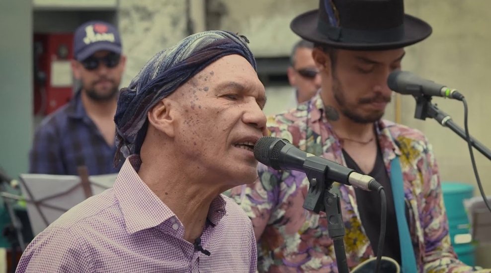 Fotografía de músico cantando con micrófono