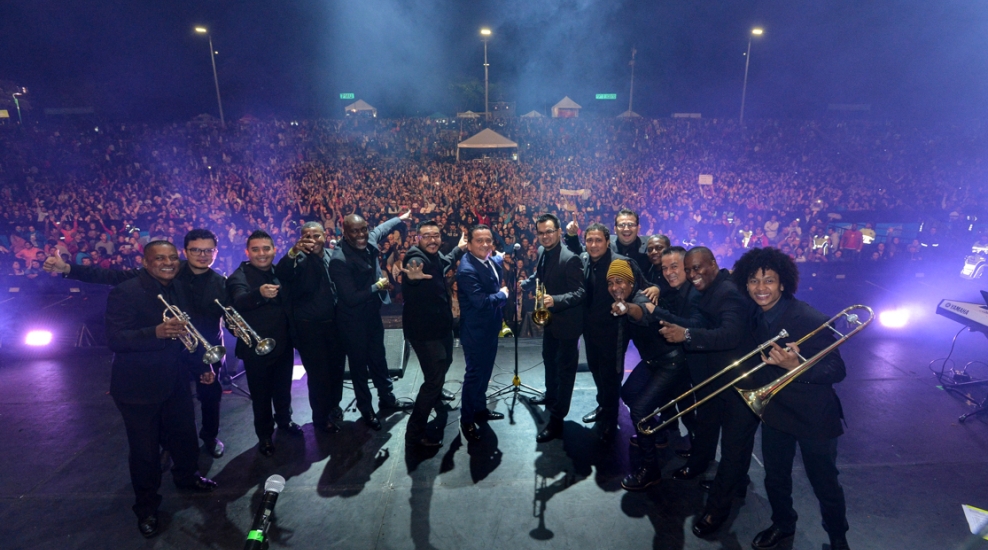 Fotografía de músicos en escenario en Salsa al Parque 2017