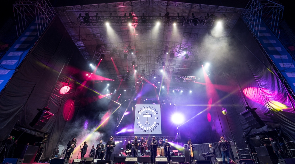 Fotografía del escenario de salsa al parque con luces