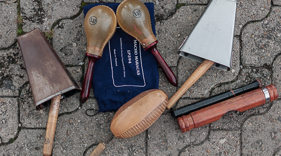 Fotografía de instrumentos de salsa sobre el piso