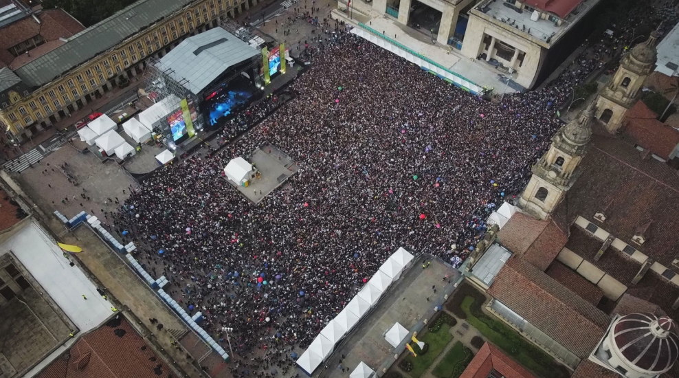 Fotografía de Salsa al Parque 2022 aérea de la Plaza de Bolívar con gran afluencia de público