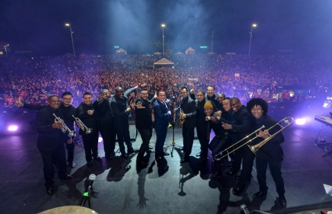 Fotografía de músicos en escenario en Salsa al Parque 2017