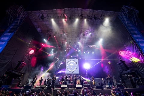 Fotografía del escenario de salsa al parque con luces