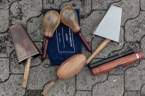 Fotografía de instrumentos de salsa sobre el piso